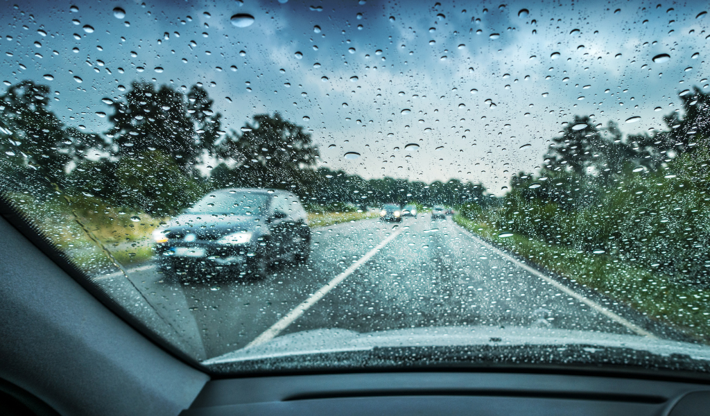 Conducir con lluvia intensa y viento