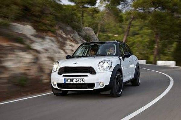 Mini-Cooper-Countryman-on-the-road