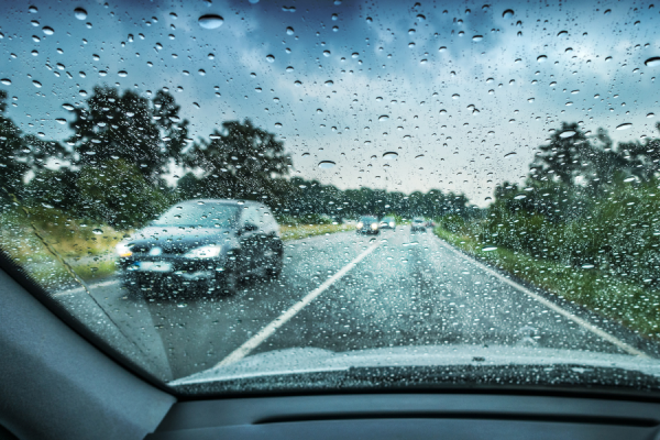 Conducir con lluvia intensa y viento